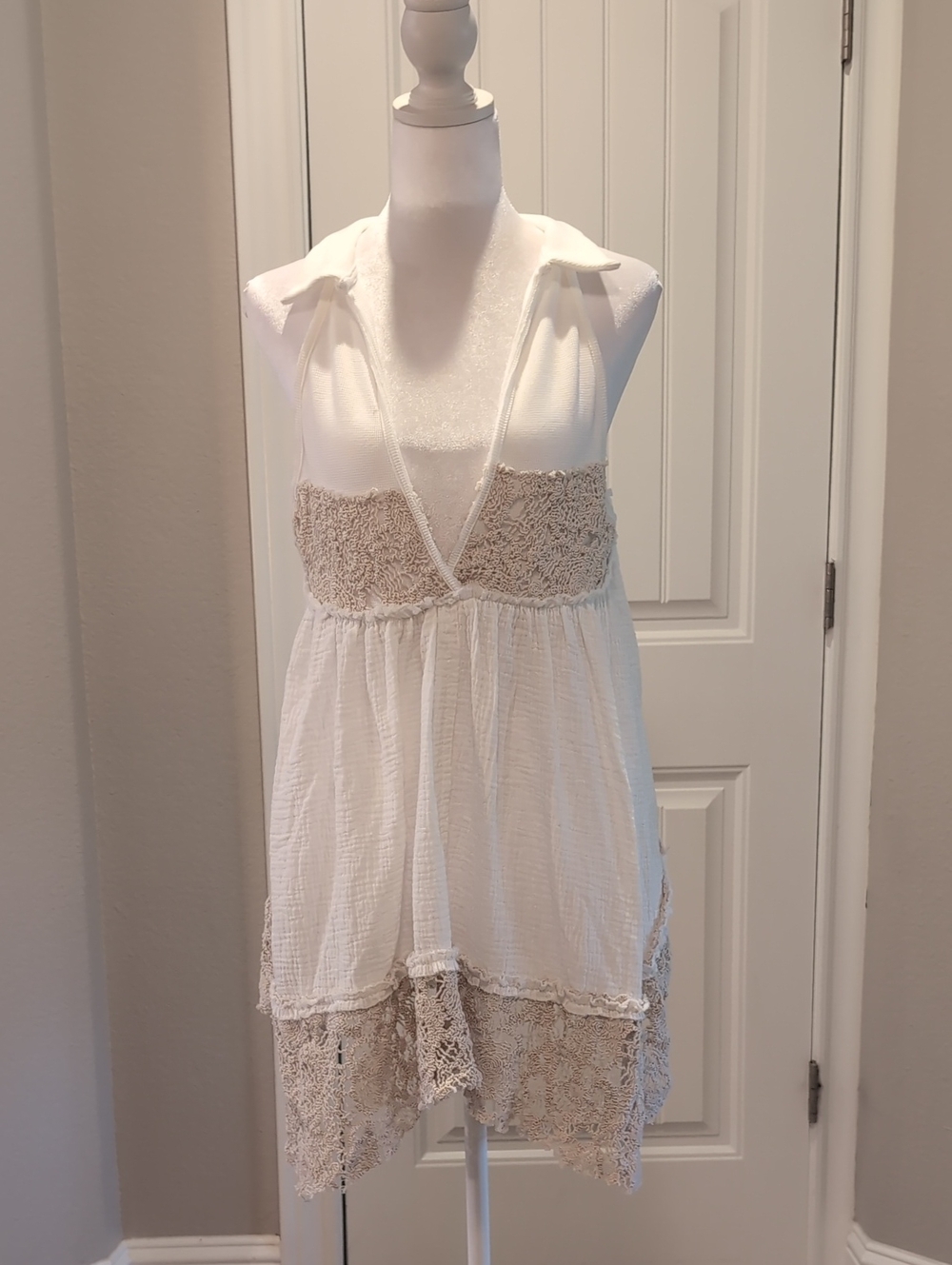 POL White Sleeveless Camisole with Beige Lace Trim